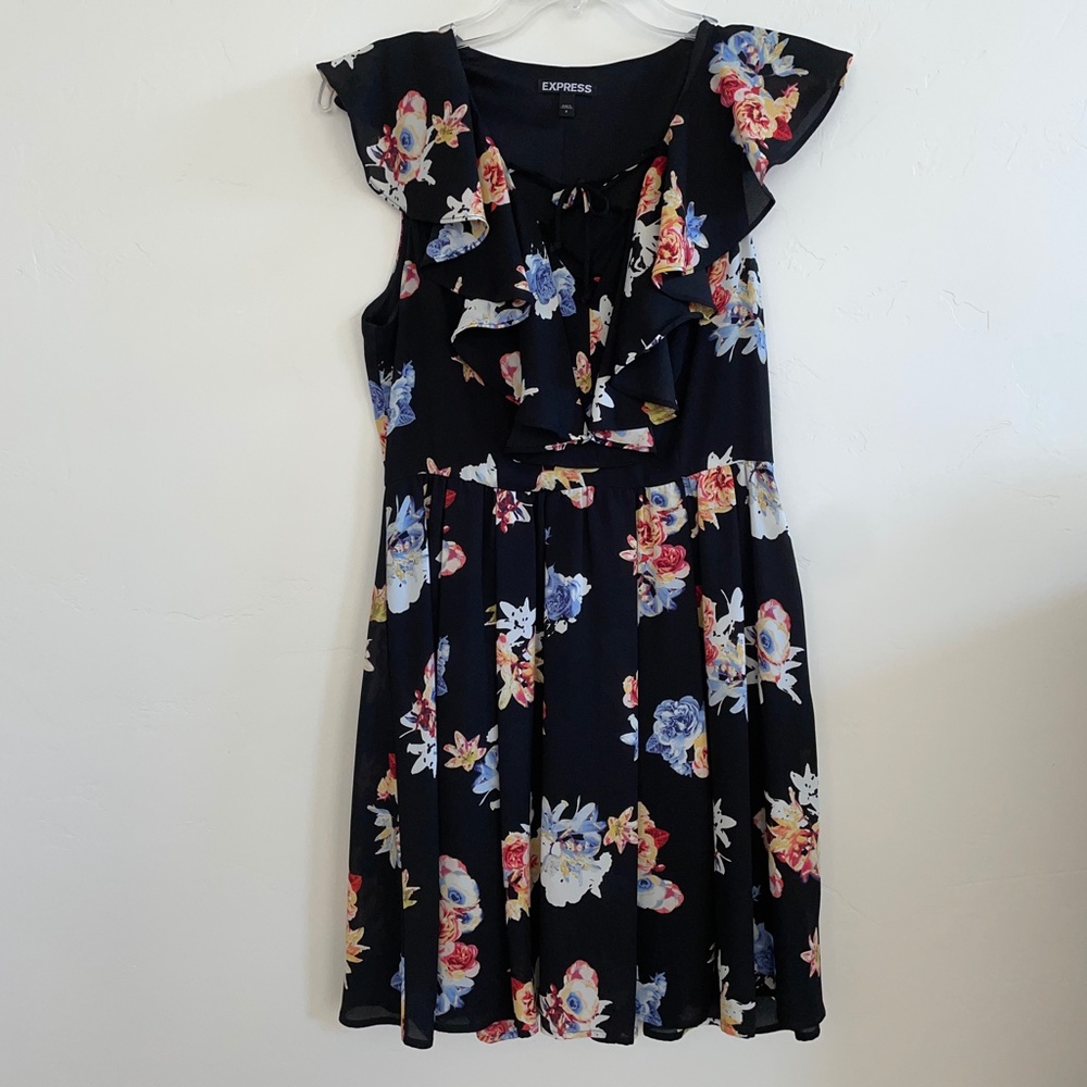 GREAT TRANSITION PIECE-- Beautiful Dress- Work or Date Night--